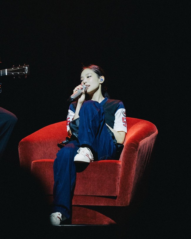 Adapun gayanya yang sporty ketika mengenakan jersey dan celana jeans. Di instagram, banyak pula yang memuji penampilan Jennie.“Jennie yang paling cantik,” “Sangat menawan,” “Kamu sangat bersinar,” tulis para penggemar. Foto: Instagram @jennierubyjane