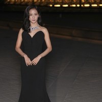 Jisoo tampil anggun dalam gaun hitam dengan potongan bodice sweetheart yang terstruktur. Penampilannya semakin berkelas dengan aksesori kalung berlian dan safir yang menjadi pusat perhatian. Foto: Scott A Garfitt/Invision/AP/Scott A Garfitt