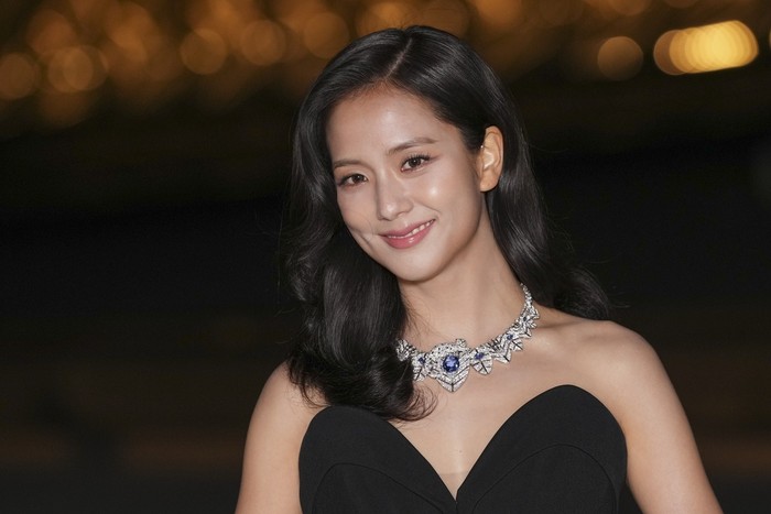 Jisoo poses for photographers upon arrival for Le Grand Diner du Louvre during the Fall/Winter 2025-2026 Womenswear fashion week, Tuesday, March 4, 2025, in Paris. (Photo by Scott A Garfitt/Invision/AP)