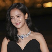 Sang idol K-Pop tampil memukau mengenakan kalung megah, mahakarya dari Panthère de Cartier yang dihiasi batu safir Ceylon seberat 26,53 karat. Foto: Scott A Garfitt/Invision/AP/Scott A Garfitt