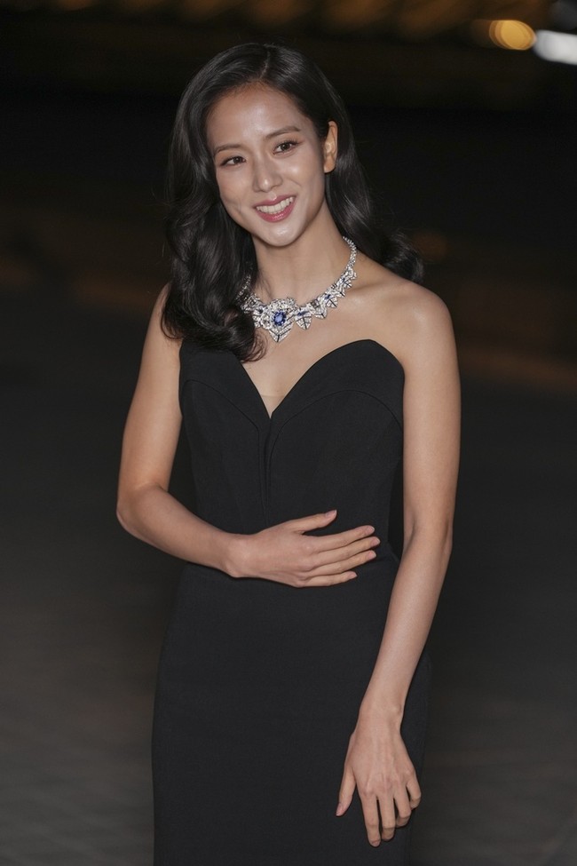 Digelar di bawah kemegahan Pyramid du Louvre, acara dihadiri 300 tamu eksklusif dari dunia mode, hiburan, hingga filantropi. Cartier juga memperkenalkan koleksi perhiasan Nature Sauvage High Jewelry yang menampilkan desain mewah dan penuh detail. Foto: Scott A Garfitt/Invision/AP/Scott A Garfitt