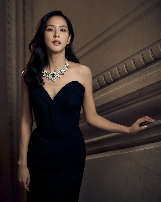 Jisoo BLACKPINK menempati peringkat pertama daftar idol KPop wanita tercantik di situs Ranker. Pemungutan suara melibatkan lebih dari 25 ribu penggemar KPop dari penjuru dunia. Tak hanya banjir tawaran akting, Jisoo laris manis menjadi global ambassador sejumlah brand Dior, Cartier, Tommy Hilfiger, Alo Yoga, hingga Dyson. Foto: Instagram/@sooyaaa__