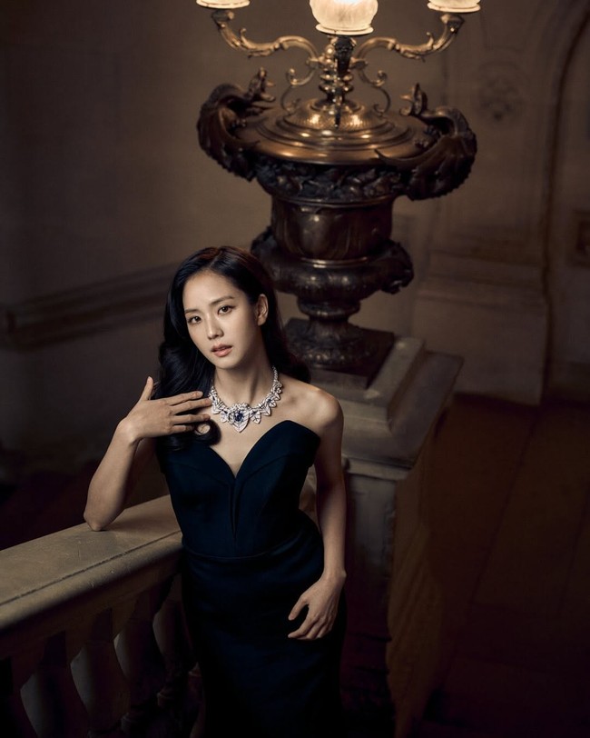 Sementara itu, Museum Louvre memulai debut pameran fashion perdananya bertajuk Louvre Couture: Art and Fashion — Statement Pieces, yang menampilkan benda-benda berharga dari era Bizantium hingga Kekaisaran Prancis Kedua, serta bagaimana pengaruhnya terhadap desain busana modern. Foto: Instagram/@sooyaaa__