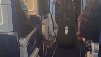 Ngapain yoga di atas pesawat? Foto: influencersinthewild via Bored Panda