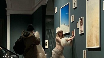 Influencer ketahuan menambahkan sesuatu ke galeri seni demi sebuah foto. Foto: reddit via Bored Panda