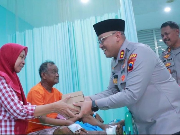 Kapolres Klaten AKBP Nur Cahyo Ari Prasetyo membagikan takjil ke para pasien di RSUP dr Soeradji Tirtonegoro (RSST), Klaten, Senin (10/3/2025).