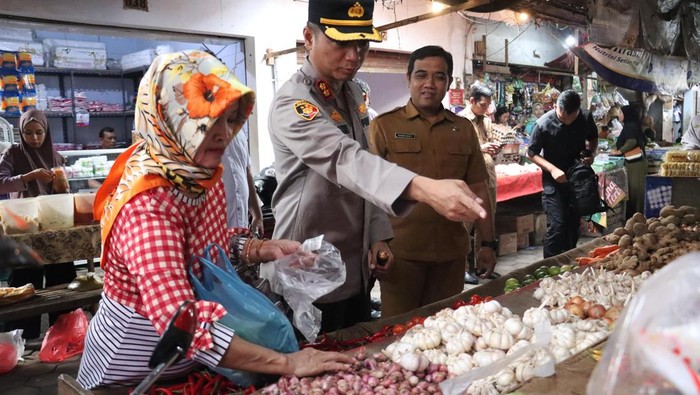 Kapolres Mojokerto Kota sidak harga bahan pokok di pasar