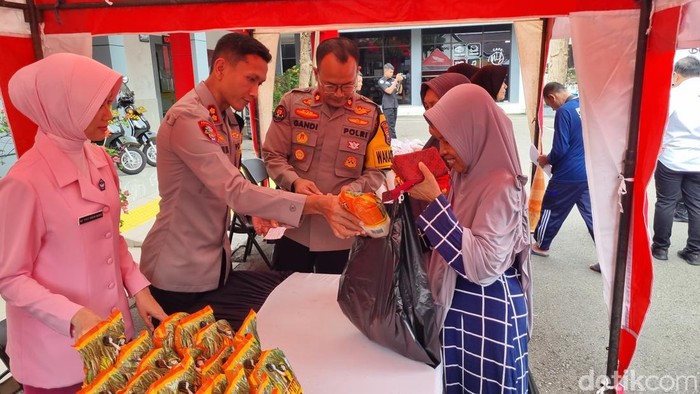 Kapolres Ponorogo beserta istri melaksanakan pasar murah
