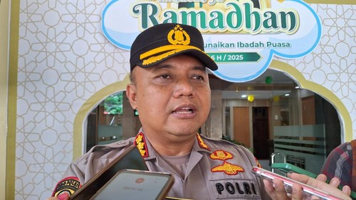 Kapolresta Mataram, Kombes Ariefaldi Warganegara, saat diwawancarai di Kantor Wali Kota Mataram, Senin (10/3/2025). (Nathea Citra/detikBali)