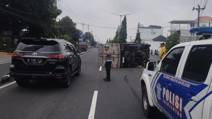 Gagal menghindar, obil boks terguling di Jalan Padjajaran, Maguwoharjo, Depok, Sleman, Senin (10/3/2025).