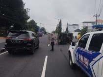 Mobil Boks Terguling di Jalan Padjajaran Maguwoharjo Sleman