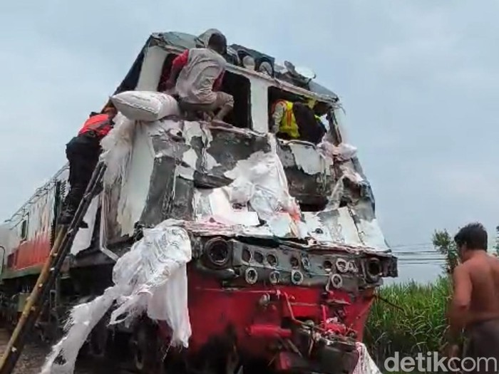 Kecelakaan KA dan truk di Kediri
