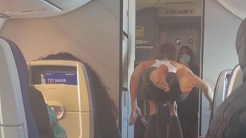 Demi konten, kadang bisa mengganggu kenyamanan orang. Foto: Boredpanda