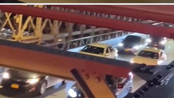 Gara-gara influencer ambil foto, lalu lintas di jembatan Brooklyn jadi macet. Foto: Boredpanda