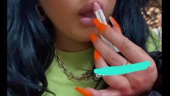 Influencer ini ketahuan berbohong bawa tetap menggunakan produk lipstiknya sendiri, padahal lipsiknya sudah menyebabkan luka dan infeksi setelah peluncurannya. Foto: Boredpanda