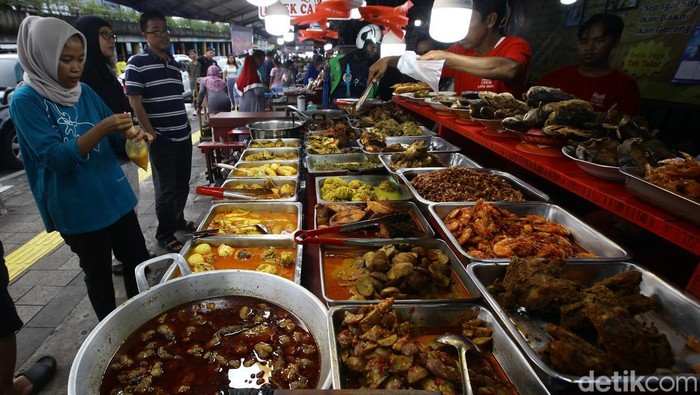 Keramaian Pusat Kuliner Saat Ramadan di Pasar Senen Jakarta Penjual menyiapkan makanan di salah satu pusat kuliner di kawasan Pasar Senen, Jakarta, Senin (10/3/2025). Pusat kuliner tersebut kebanyakan menawarkan aneka makanan khas Sumatera Barat seperti nasi kapau, lamang tapai, hingga kue-kue tradisional lainnya untuk berbuka puasa Ramadan.