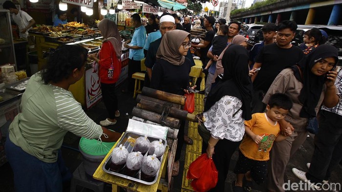 Penjual menyiapkan makanan di salah satu pusat kuliner di kawasan Pasar Senen, Jakarta, Senin (10/3/2025). Pusat kuliner tersebut kebanyakan menawarkan aneka makanan khas Sumatera Barat seperti nasi kapau, lamang tapai, hingga kue-kue tradisional lainnya untuk berbuka puasa Ramadan.