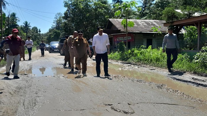 Keterangan foto: Gubsu Bobby bersama 5 kepala daerah di Kepulauan Nias mengecek jalan rusak di perbatasan Gunungsitoli-Nias Barat (Nizar Aldi/detikSumut)