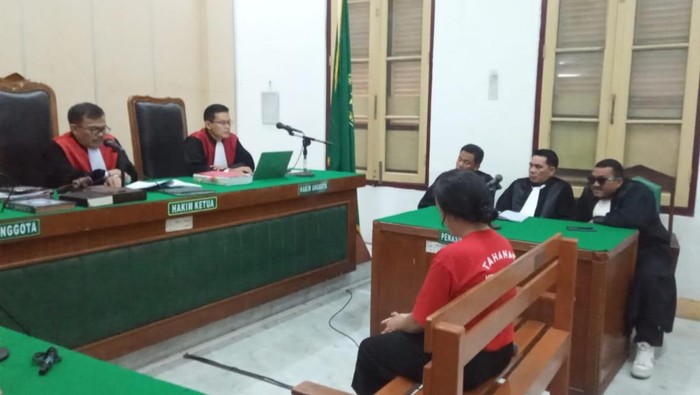 Keterangan foto: Ratu Entok menjalani sidang vonis di PN Medan (Dok. Istimewa)