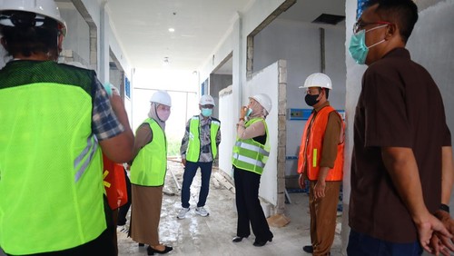 Ketua Pansus Jasa Konstruksi DPRD NTB, Hamdan Kasim, bersama Direktur RS Mandalika, Oxy Tjahjo Wahjuni, dan anggota Fraksi PPP, Sitti Ari, saat mengecek proyek RS Mandalika, Senin sore (10/3/2025). (Ahmad Viqi/detikBali)