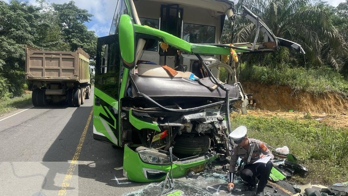 Kondisi bus Golden Dragon pasca tabrakan dengan tronton di Jalintim, Muaro Jambi