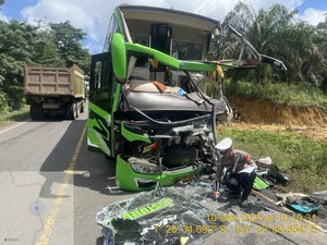 Bus VS Tronton di Jalintim Muaro Jambi, 8 Orang Luka-luka