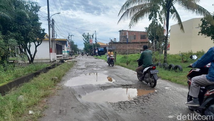 Kondisi jalan Kampung Serang, Kecamatan Sematang Borang, Palembang