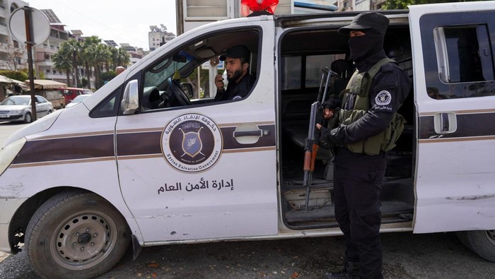 Members of the Syrian security forces secure an area, after hundreds were killed in some of the deadliest violence in 13 years of civil war, pitting loyalists of deposed President Bashar al-Assad against the countrys new Islamist rulers in Latakia, Syria March 9, 2025. REUTERS/Karam al-Masri