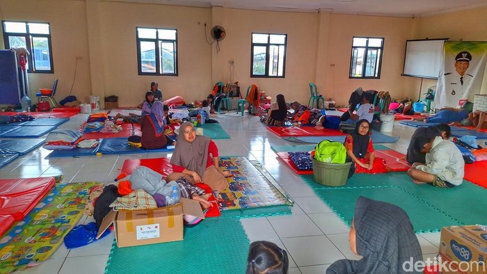 Kondisi Pengungsian Desa Dayeuhkolot, Kabupaten Bandung, Senin (10/3/2025).