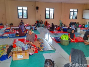 Cerita Pengungsi Banjir Dayeuhkolot, Kedinginan-Andalkan Mi Instan