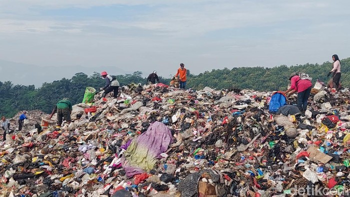 Kondisi TPA Sarimukti Setelah Longsor