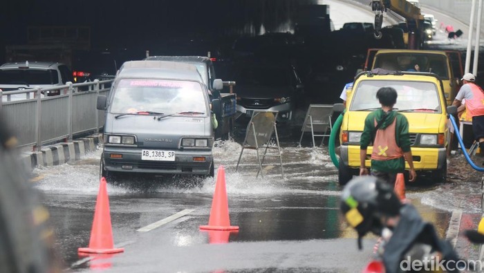 Kondisi underpass Kentungan yang penuh genangan air, Senin (10/3/2025).