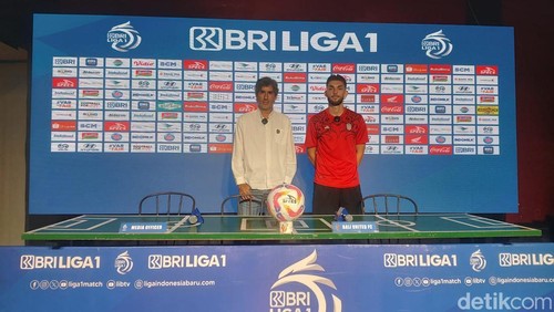 Pelatih Bali United, Stefano Teco Cugurra (kiri) didampingi Brandon Wilson seusai konferensi pers di Bali United Cafe, Senin (11/3/2025) sore.
