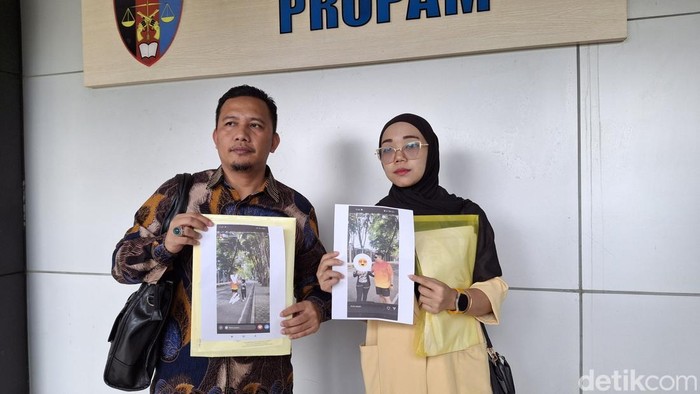 Korban menunjukkan bukti perselingkuhan suaminya Brigadir AW dengan seorang perempuan