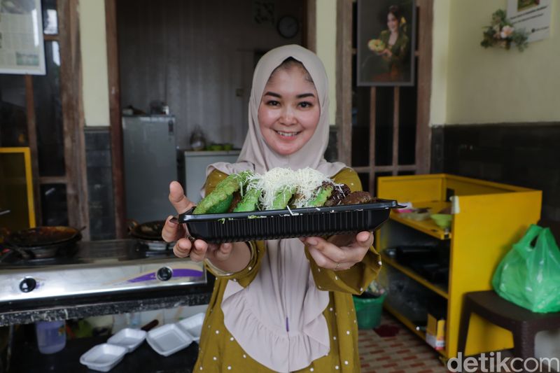 Kue cucur bertopping di Ponorogo