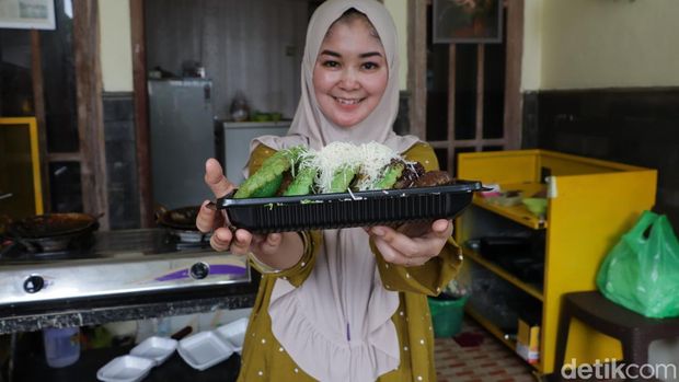 Kue cucur bertopping di Ponorogo