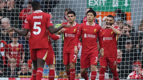 Soccer Football - Premier League - Liverpool v Southampton - Anfield, Liverpool, Britain - March 8, 2025 Liverpools Mohamed Salah celebrates scoring their third goal with teammates REUTERS/Phil Noble EDITORIAL USE ONLY. NO USE WITH UNAUTHORIZED AUDIO, VIDEO, DATA, FIXTURE LISTS, CLUB/LEAGUE LOGOS OR LIVE SERVICES. ONLINE IN-MATCH USE LIMITED TO 120 IMAGES, NO VIDEO EMULATION. NO USE IN BETTING, GAMES OR SINGLE CLUB/LEAGUE/PLAYER PUBLICATIONS. PLEASE CONTACT YOUR ACCOUNT REPRESENTATIVE FOR FURTHER DETAILS..