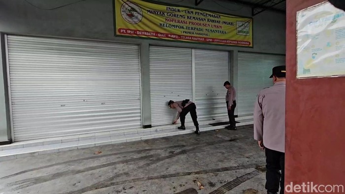 Lokasi gudang penyimpanan Minyakita yang tidak sesuai takaran di Mejobo, Kudus, Senin (10/3/2025).