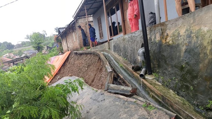 Tanah longsor di Rorojonggrang Timur, Kelurahan Manyaran, Kecamatan Semarang Barat, Senin (10/3/2025).