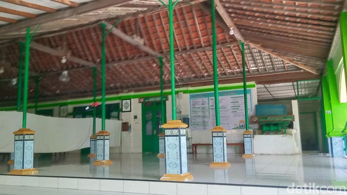 Masjid Sorowaden, Desa Kauman, Kecamatan Ngawen, Klaten, Senin (10/3/2025). Alat timba air manual menjadi salah satu jejak kunonya masjid ini.