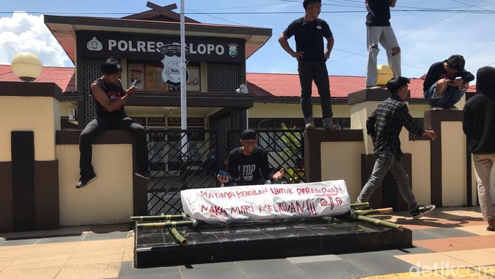 Massa Aliansi Mahasiswa Rakyat (Amara) For Feni Ere kembali menggelar demonstrasi di Mapolres Palopo.