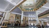 Begini bagian dalam masjid tersebut. Kupiah Meukeutop yang kerap dipakai oleh pahlawan nasional Aceh, Teuku Umar.