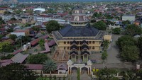 Masjid Baitul Musyahadah atau Masjid Kupiah Meukutop memiliki keunikan pada kubah hingga ornamen lainnya yang berbentuk kupiah (topi tradisional Aceh) atau juga disebut Kupiah Meukeutop.  