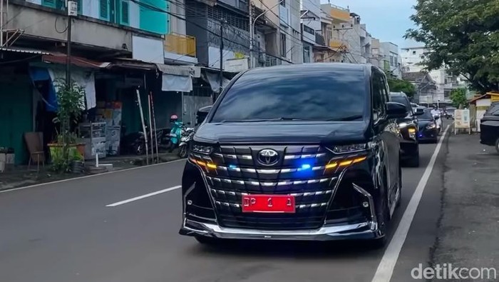 Mobil dinas wali kota Parepare Tasming Hamid jenis Toyota Alpard hybrid seharga Rp 1,8 miliar.