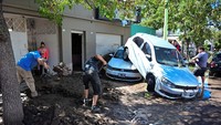 Jumlah korban tewas pada hari Minggu (9/3) meningkat menjadi 16 orang, menurut pemerintah setempat. Tidak hanya itu, mobil-mobil warga pun turut jadi korban tersapu banjir.