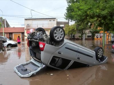 Mobil-mobil Jadi Korban Dahsyatnya Banjir di Argentina