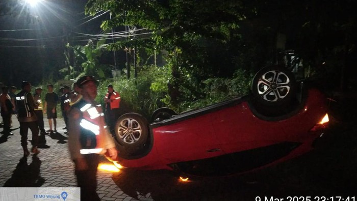 Mobil terbalik di Surabaya