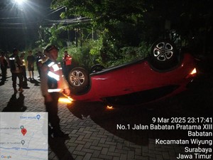 Kaca Berembun Bikin Celaka, Mobil di Surabaya Terbalik Usai Tabrak Pembatas