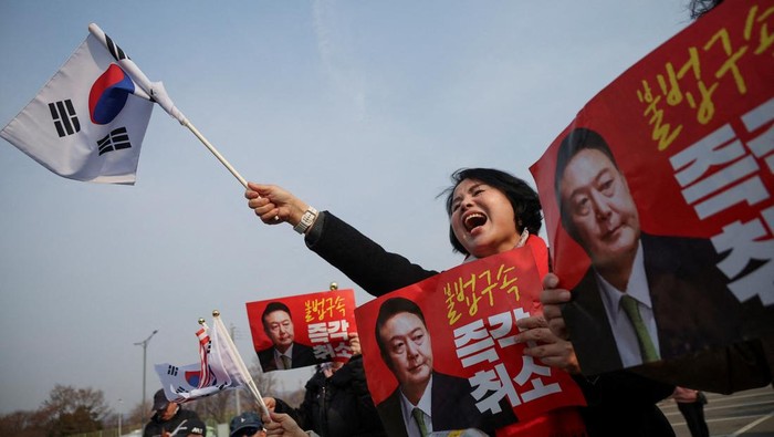South Korean impeached President Yoon Suk Yeol walks outside the Seoul detention center after his release, in Uiwang, South Korea, March 8, 2025. REUTERS/Kim Hong-ji