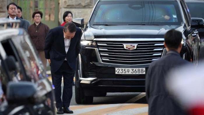 Momen Presiden Korsel Yoon Suk Yeol Bebas dari Penjara South Korean impeached President Yoon Suk Yeol walks outside the Seoul detention center after his release, in Uiwang, South Korea, March 8, 2025. REUTERS/Kim Hong-ji